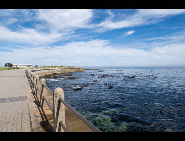 2 BEDROOM APARTMENT TO LET IN MOUILLE POINT